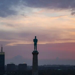 Belgrado bij zonsondergang met het Kalemegdan-fort, cover van de Polako Cities reisgids