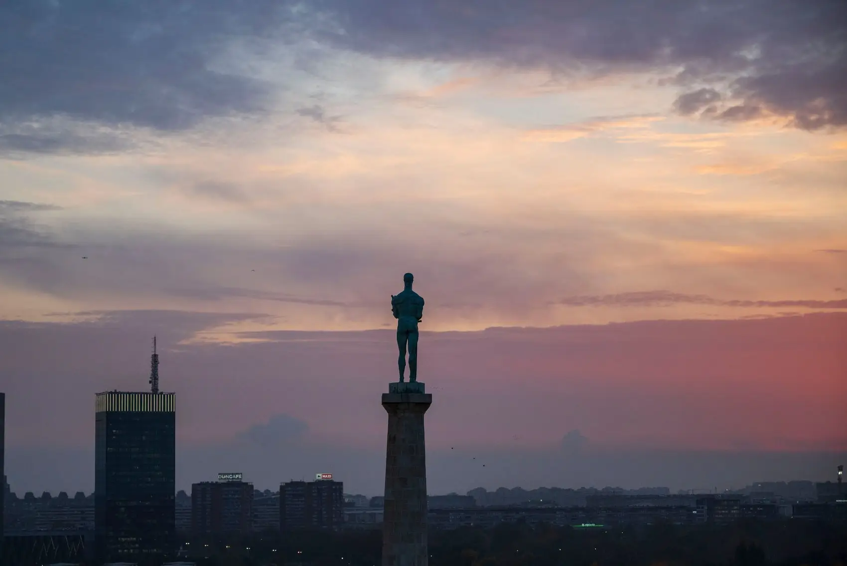 Belgrado bij zonsondergang met het Kalemegdan-fort, cover van de Polako Cities reisgids